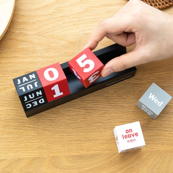 4/5 blocks calendar stand Simple plastic square calendar creative square flip through the ages calendar table ornament