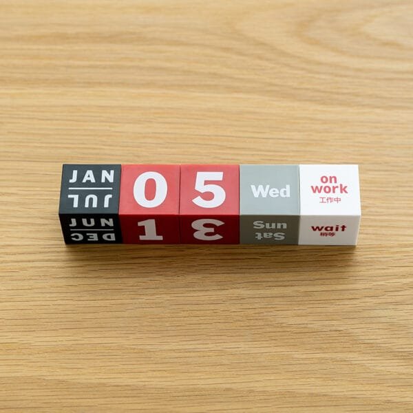 4/5 blocks calendar stand Simple plastic square calendar creative square flip through the ages calendar table ornament