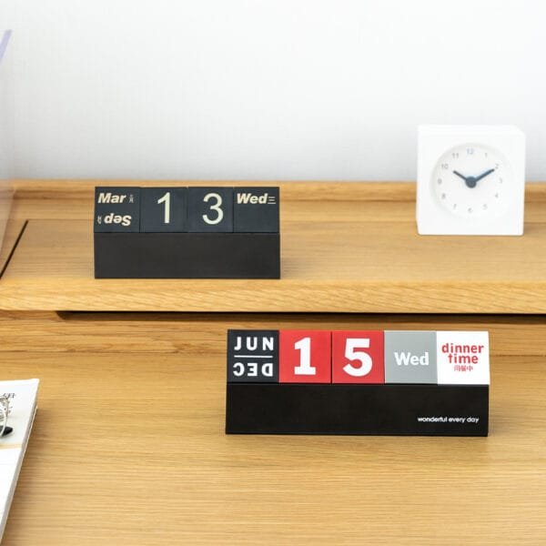 4/5 blocks calendar stand Simple plastic square calendar creative square flip through the ages calendar table ornament