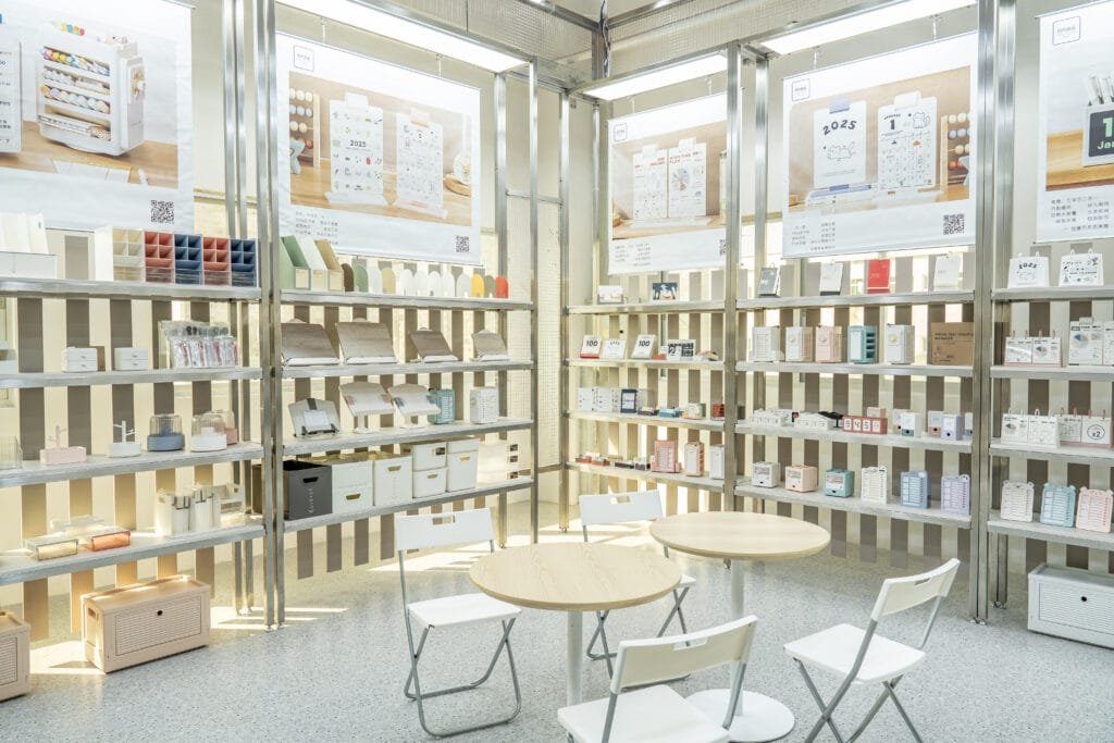 "How to Organize Your Desk: 5 Plastic-Powered Tips for a Clutter-Free Workspace" 2 DSC00319